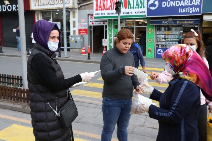 Belediye Başkanı Rasim Arı’nın Eşi Melek Arı, Vatandaşlara Maske Dağıttı
