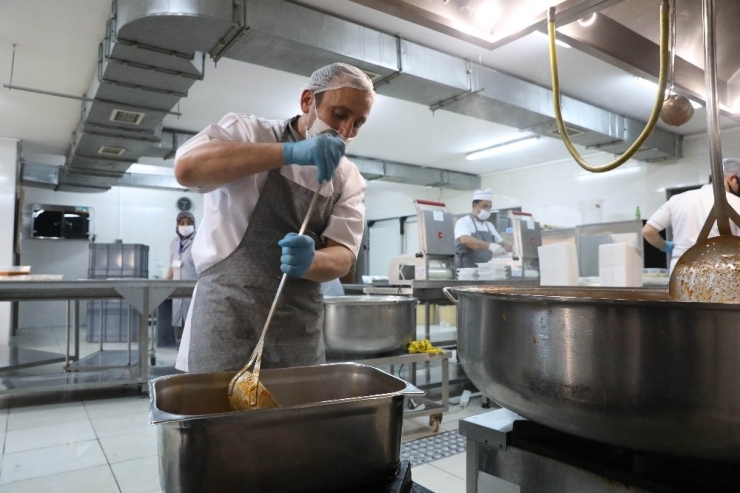 Sincan’da 110 Haneye Sıcak Yemek Yardımı