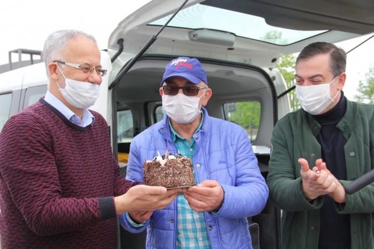 Boş Sokakta Doğum Günü Kutlaması