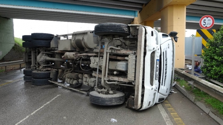 Kağıt Yüklü Kamyon Devrildi: 1 Yaralı