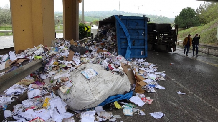 Kağıt Yüklü Kamyon Devrildi: 1 Yaralı