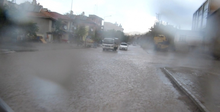 Sandıklı’da Yağan Sağanak Yağmur Hayatı Olumsuz Etkiledi