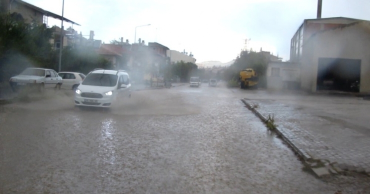 Sandıklı’da Yağan Sağanak Yağmur Hayatı Olumsuz Etkiledi