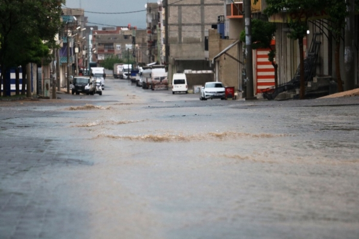 Boş Cadde Ve Sokaklar Göle Döndü