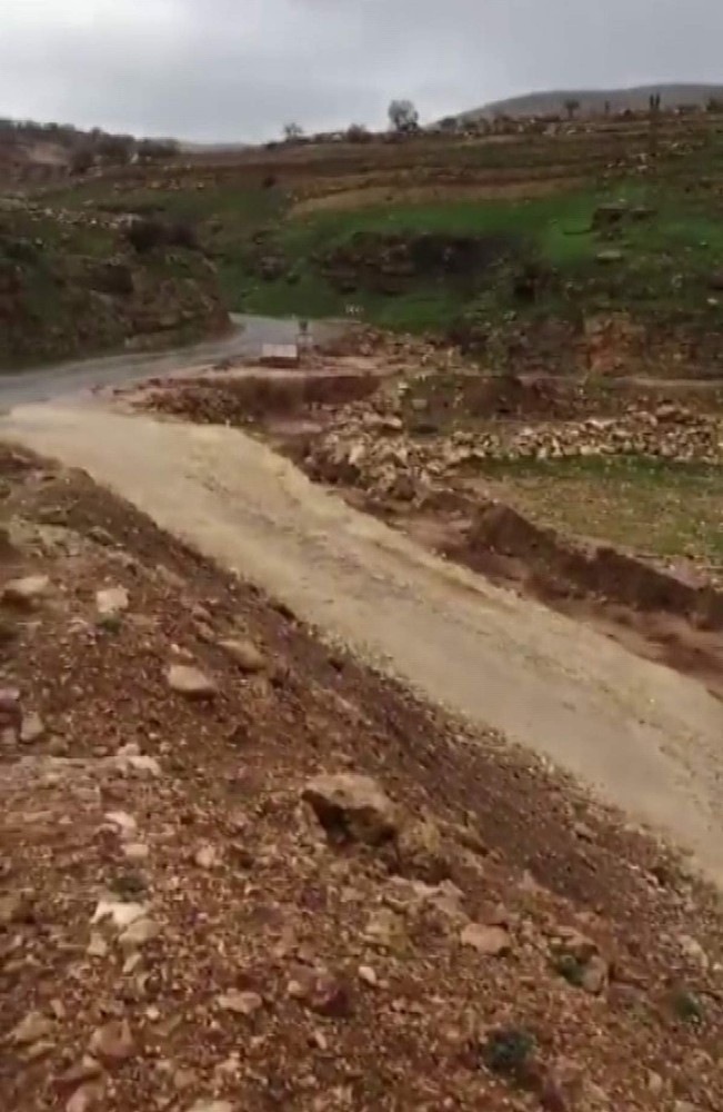 Siirt’te Sağanak Yağış Yolu Ulaşıma Kapattı