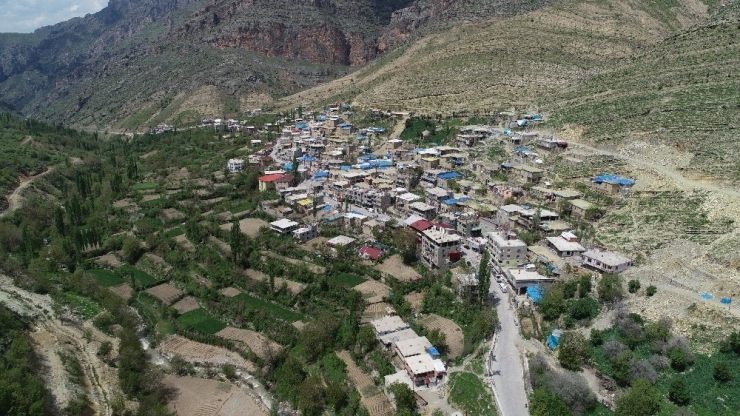 Basamakları Andıran Taş Evler Zamana Meydan Okuyor