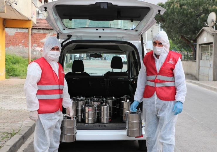 Sultanbeyli’nde Vefa Sosyal Destek Grubu, Günde 300 Kişiye İftar Yemeği Dağıtıyor