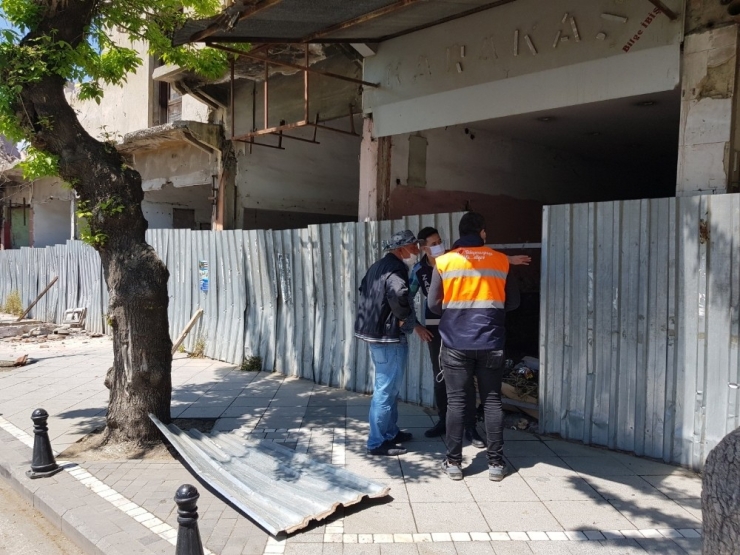 Mahsur Kalan Kediler İçin Yıkım Durduruldu