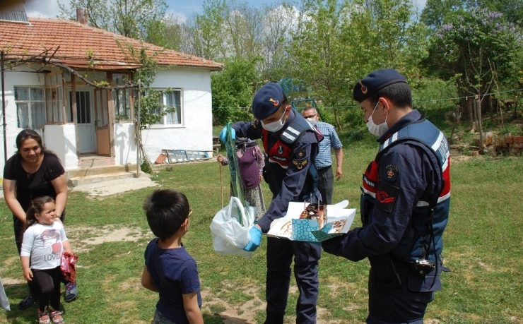 Çocuklara Jandarma Şefkati