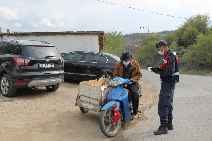 Kaymakamı Deniz Pişkin, Şehir Girişinde Uygulama Yapan Kolluk Güçlerini Denetledi