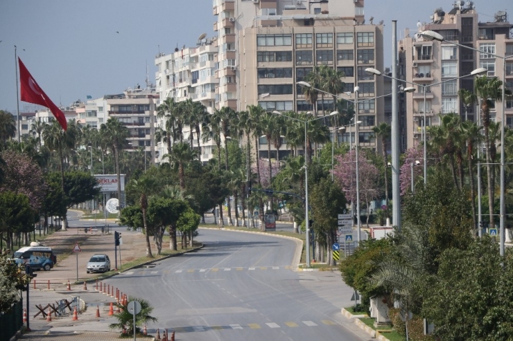 Üç Günlük Sokağa Çıkma Kısıtlamasının İlk Günü Mersin’de Cadde Ve Sokaklar Boşaldı