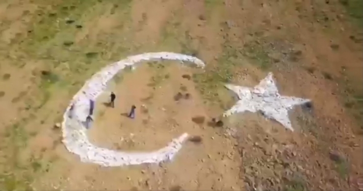 Terörden Temizlenen Dağlara Mehmetçik’ten Devasa "Ay Yıldız"