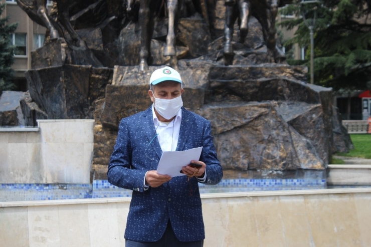 Uşak’ta Sosyal Mesafeli 1 Mayıs Kutlaması