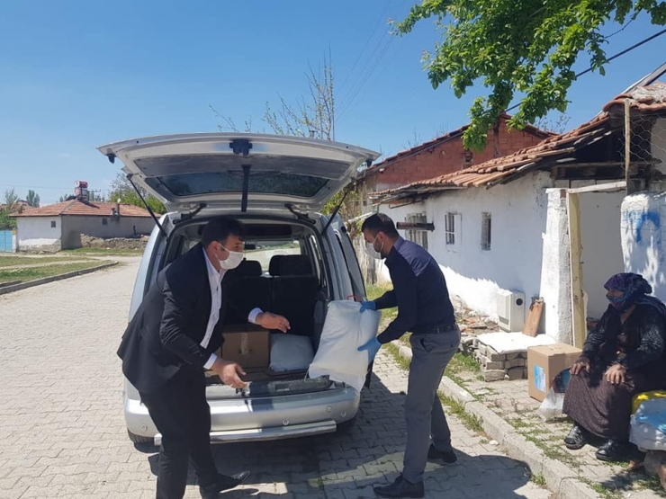 Sungurlu Belediyesi Yardım Kolilerini Dağıtımını Sürdürüyor