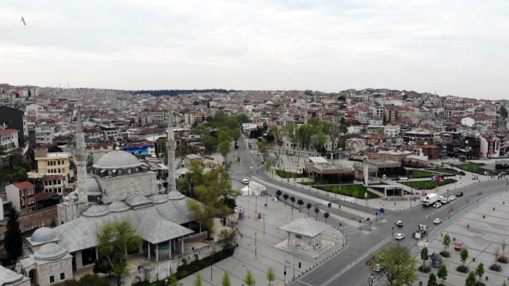 3 Günlük Sokağa Çıkma Yasağı Sonrası Boş Kalan Üsküdar Meydanı Havadan Görüntülendi