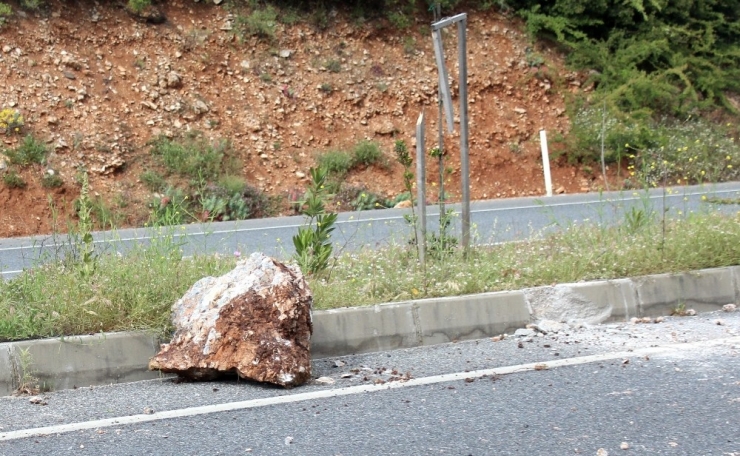 Yola Düşen Kaya Parçasından Şans Eseri Kurtuldular