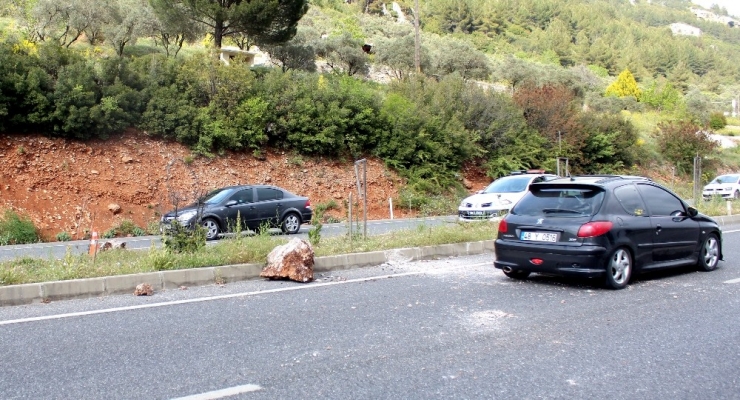 Yola Düşen Kaya Parçasından Şans Eseri Kurtuldular