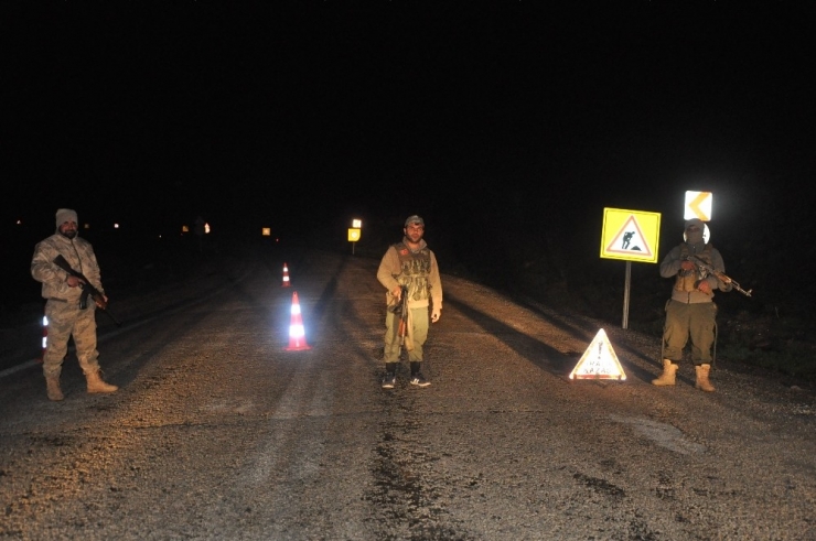 Yüksekova-van Karayolunda Heyelan