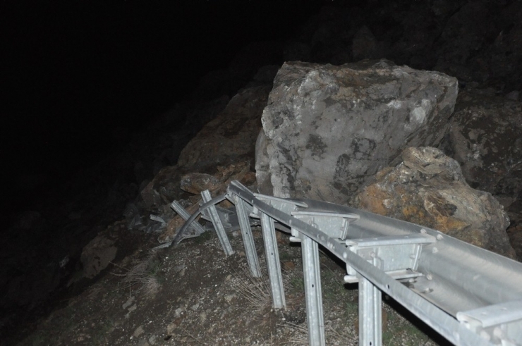 Yüksekova-van Karayolunda Heyelan