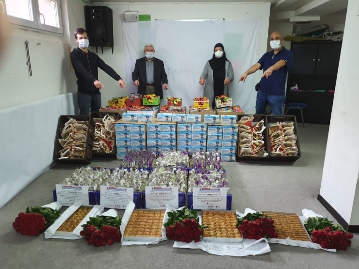 Almanya’da Türk Stk’lar Gül Ve Kolonya Dağıtıyor