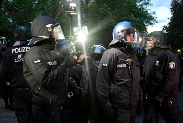 Berlin’deki İzinsiz Gösterilerde 50 Kişi Gözaltına Alındı