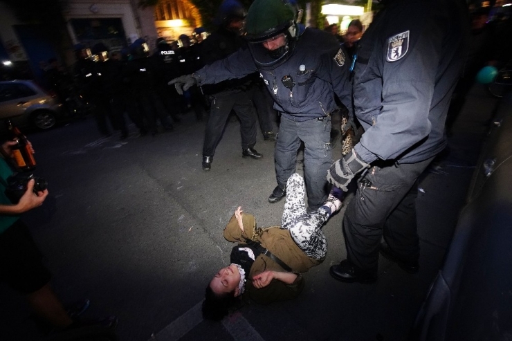 Berlin’deki İzinsiz Gösterilerde 50 Kişi Gözaltına Alındı