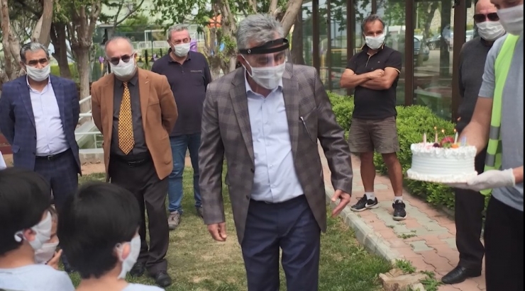 Mardin’deki Sağlık Çalışanının İzmir’de Yaşayan Çocuklarına Doğum Günü Sürprizi