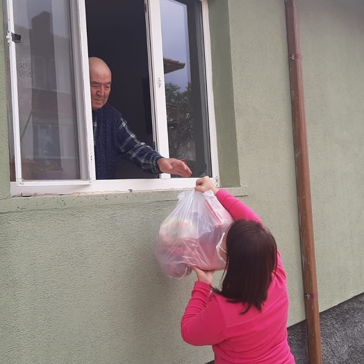 Belediye Başkanı Elinde Kağıt Kalem Ev Ev Sipariş Topluyor