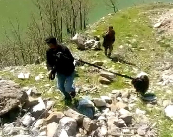 2 Gün Önce Kaybolan Keçi Barajda Bulundu, Halatla Kurtarıldı