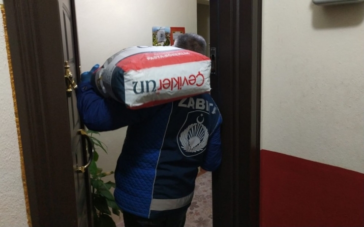 Zabıtadan Un İsteyen 77 Yaşındaki Kadının İstediği Yerine Getirildi