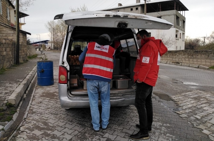 Türk Kızılay’ı Adilcevaz’da 300 Aileye İftarda Sıcak Yemek Ulaştırıyor