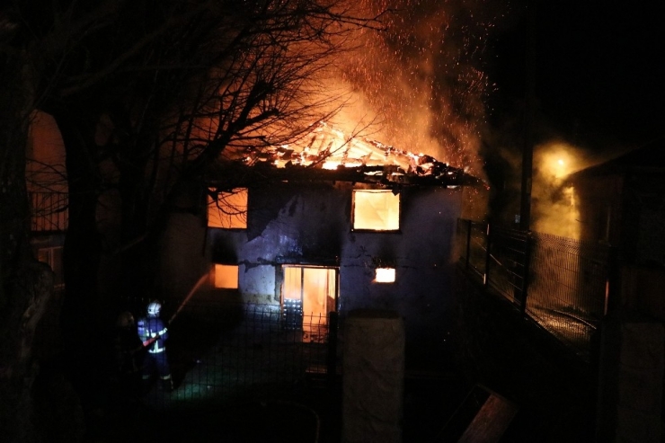 Bolu’da Kullanılmayan Eski Cami Alev Alev Yandı