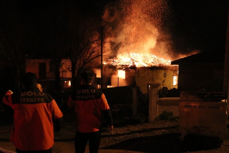 Bolu’da Kullanılmayan Eski Cami Alev Alev Yandı