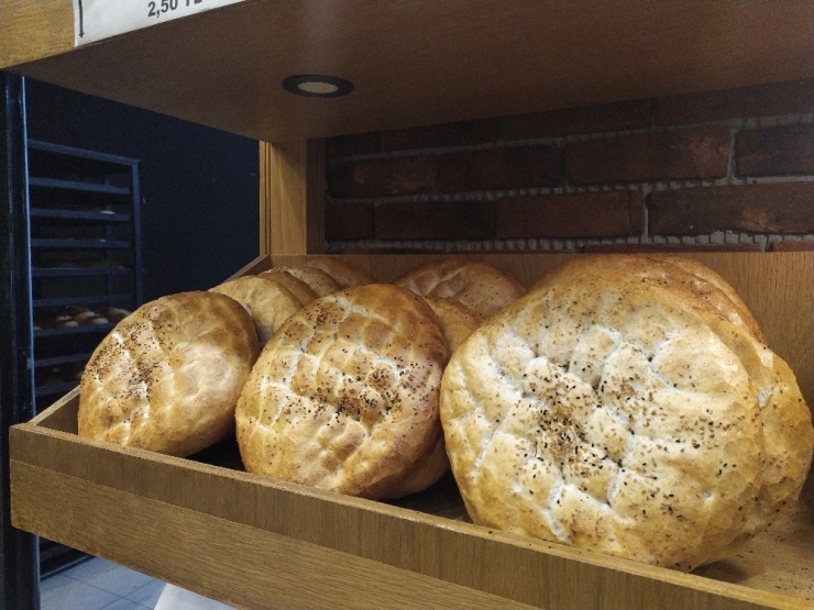 Sokağa Çıkma Kısıtlamasında Pideler Sahurda Sıcak Satışa Sunuldu