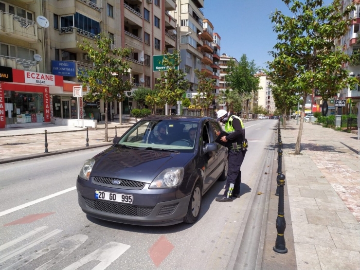 Denizli’de Vatandaşlar Sokağa Çıkma Kısıtlamasına Riayet Ediyor