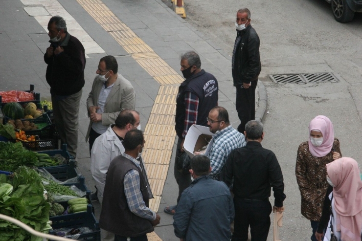 Kilisliler Sosyal Mesafe Kurallarını Hiçe Sayıyor