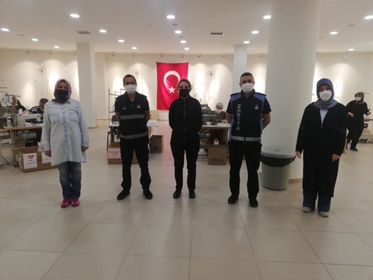 Düzce Belediyesi Maske Üretimine Hafta Sonu Da Devam Ediyor
