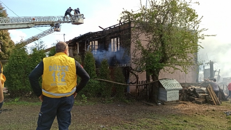 2 Katlı Ev, Ahır Ve 2 Otomobil Alevlere Teslim Oldu