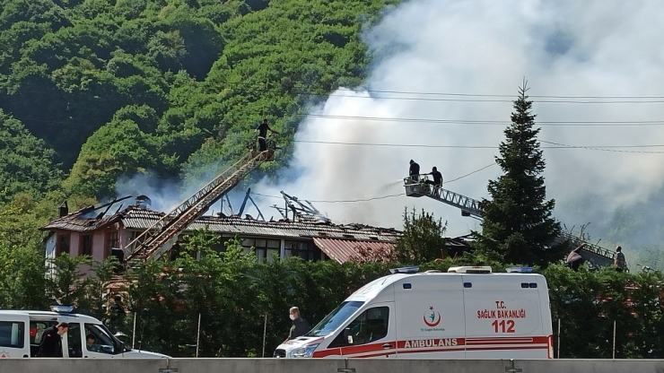 2 Katlı Ev, Ahır Ve 2 Otomobil Alevlere Teslim Oldu