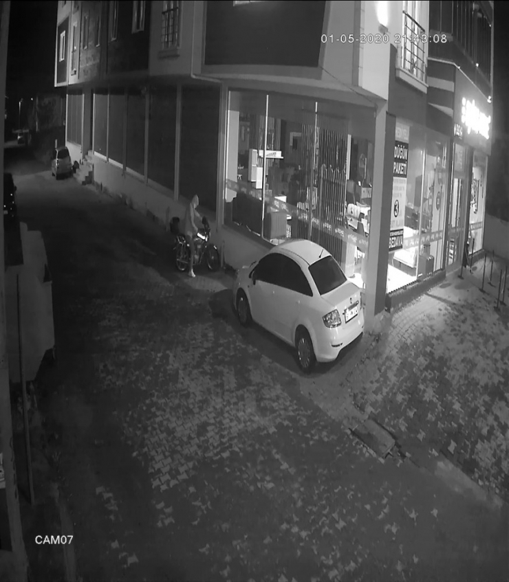 Hırsız Kendi Motosikleti Gibi Çalıp Gitti
