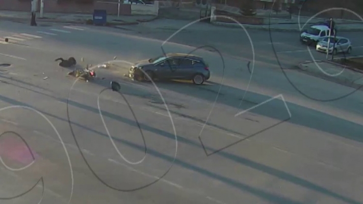Feci Kaza Anları Kamerada, Otomobillerin Çarptığı Motosikletliler Fırladı