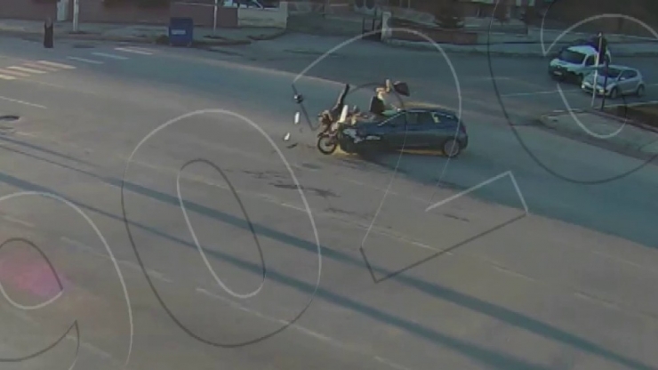 Feci Kaza Anları Kamerada, Otomobillerin Çarptığı Motosikletliler Fırladı