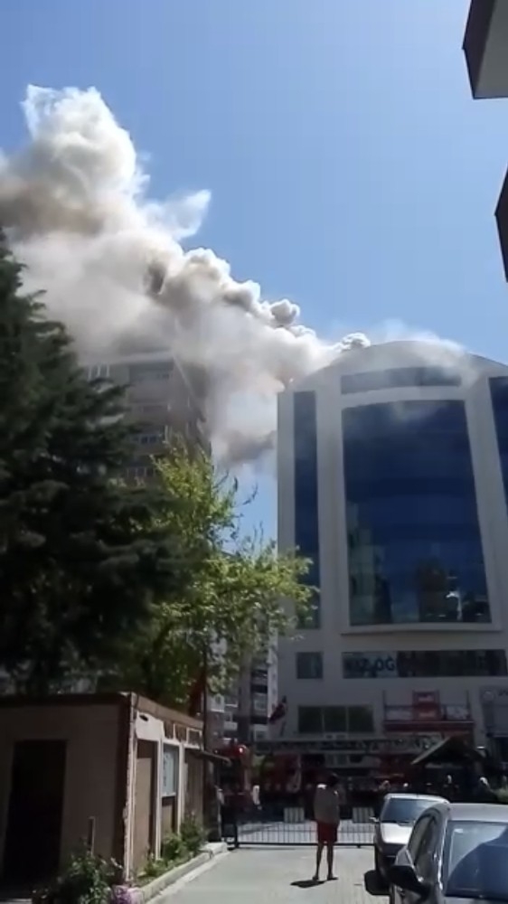 Esenyurt’ta Bir Kız Öğrenci Yurdunun Çatısında Yangın Çıktı. Olay Yerine İtfaiye Ekipleri Sevk Edildi.