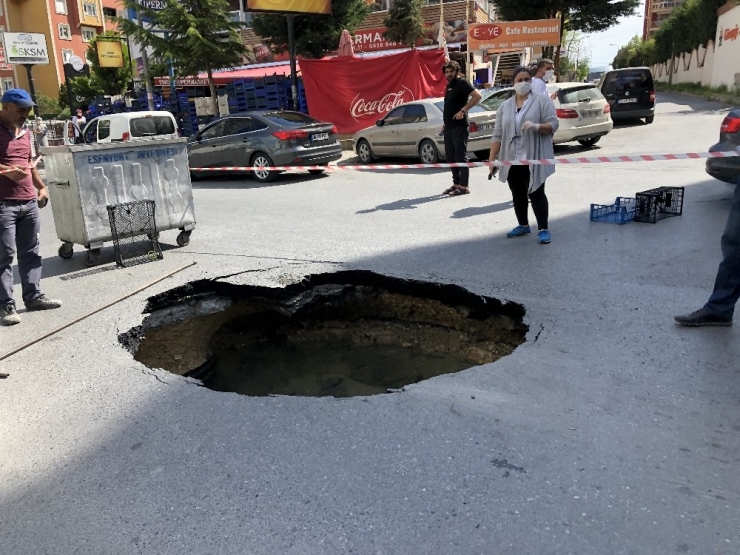 Esenyurt’ta Yol Çöktü