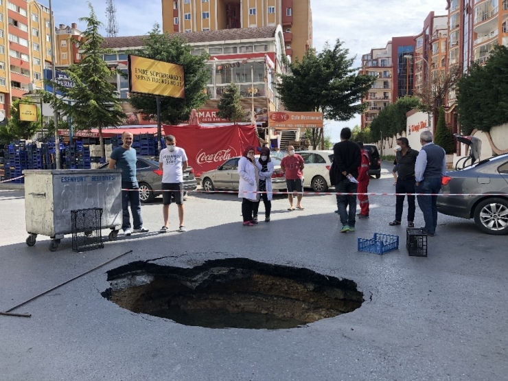 Esenyurt’ta Yol Çöktü