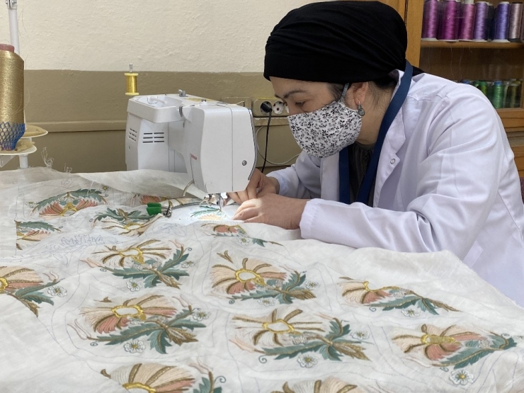Osmanlı Kaftan Motiflerini Örtülerde Yaşatıyorlar