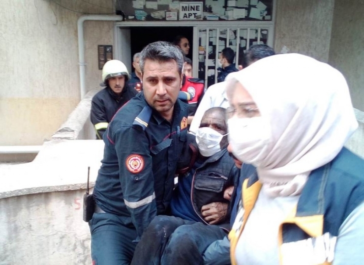 Evinde Yangın Çıkan Engelli Adamı İtfaiye Kurtardı