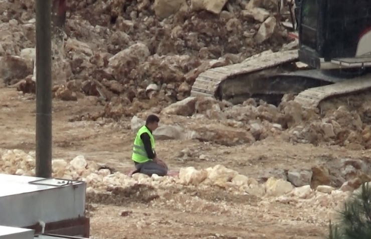 Namazını Kılmaya Hiç Bir Şey Engel Olamadı