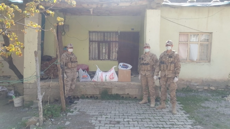 Hakkari Jandarma Ekiplerinden Örnek Davranış
