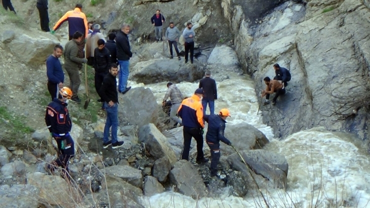 Hakkari’de Dereye Düşen Çocuğun Cansız Bedenine Ulaşıldı